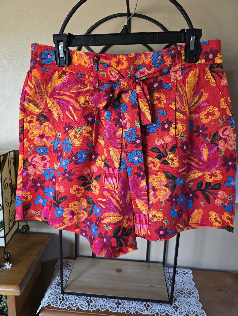 🆕️ C&C California Red Floral Linen Blend High Waisted Shorts With Beaded Belt